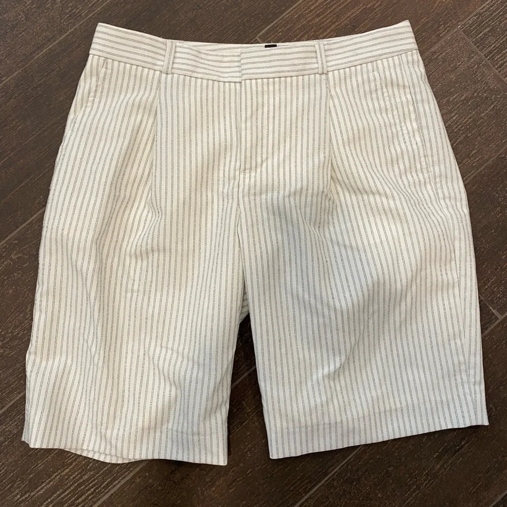 31” W, White with Black Pinstripe Banana Dress Shorts Size 0 EUC
